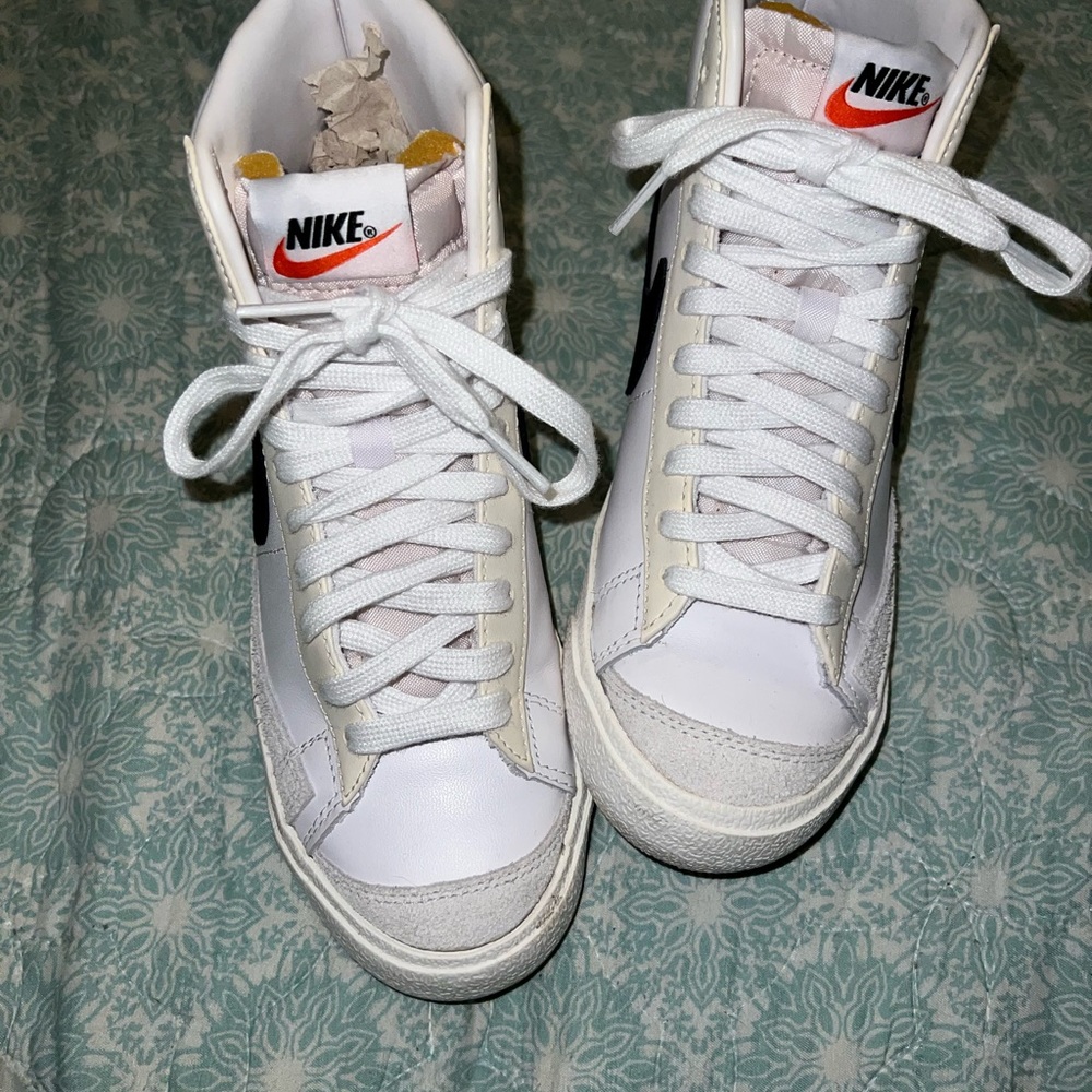blazer nike size womens 6. little signs of wear great condition
